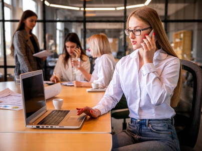 kobieta rozmawiająca przez telefon w biurze
