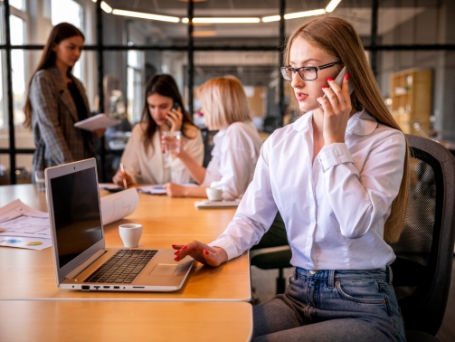 kobieta rozmawiająca przez telefon w biurze
