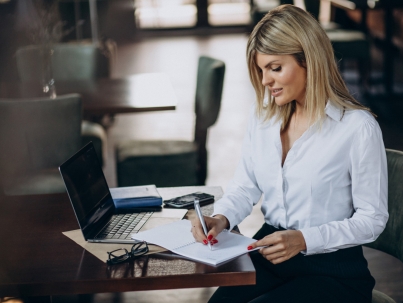 kobieta-siedzaca-przy-biurku