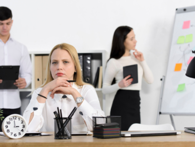 kobieta siedząca przy biurku