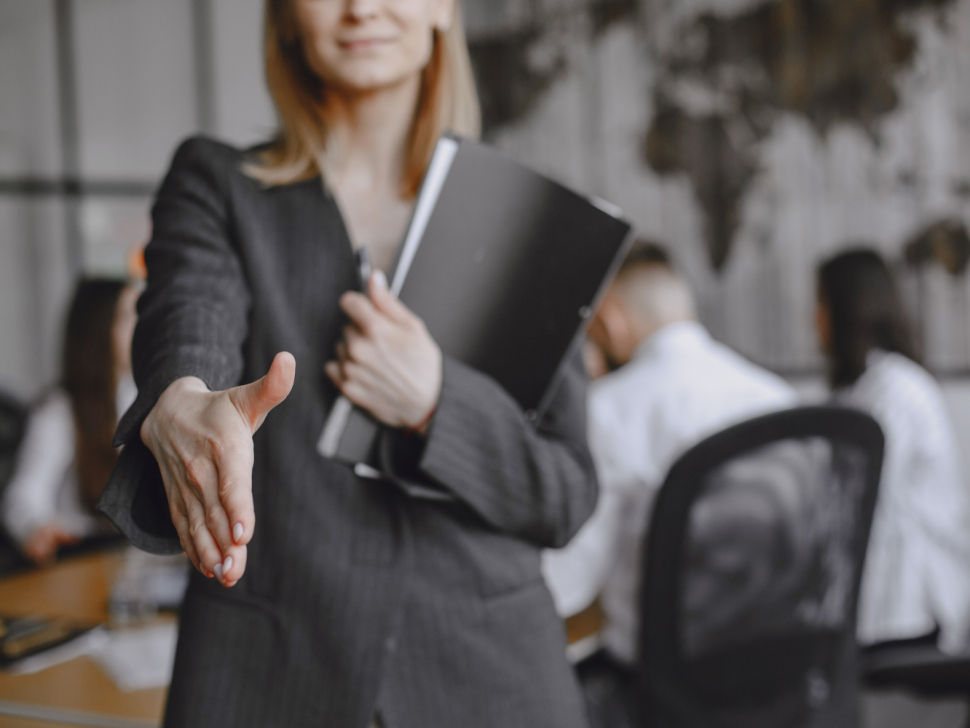 kobieta z wyciągniętą ręką